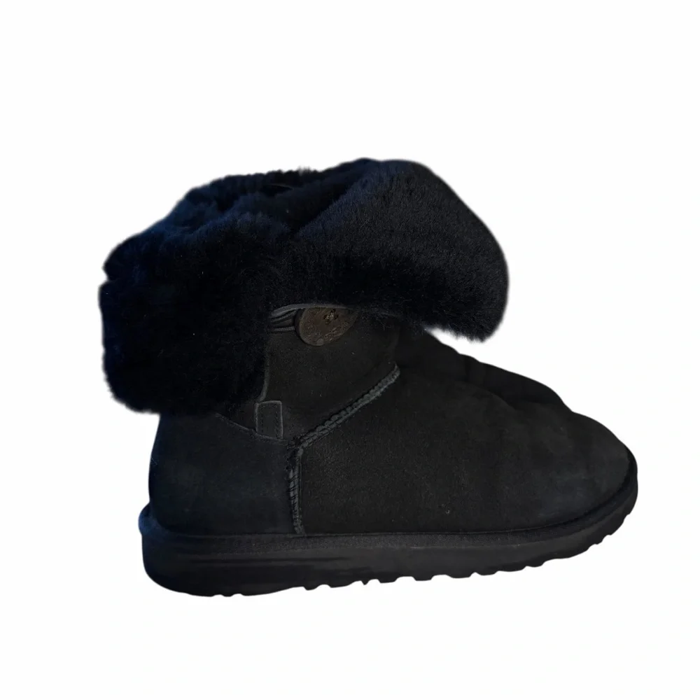 UGG Classic Short Bailey Button Black Winter Boots